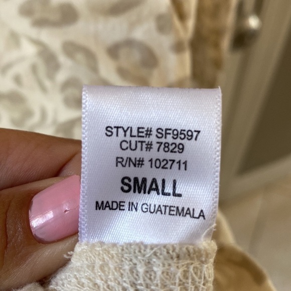 Gibson Nordstrom V-Neck Tunic Top in Oatmeal Animal Print size small - Picture 6 of 10